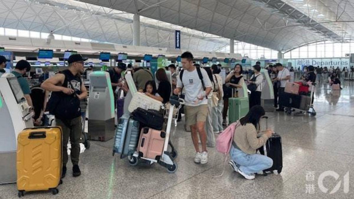 2025年4月17日,一連四日的復活節假期開始前夕,香港國際機場聚集不少港人出發往日本及台灣旅遊。(圖/香港01)