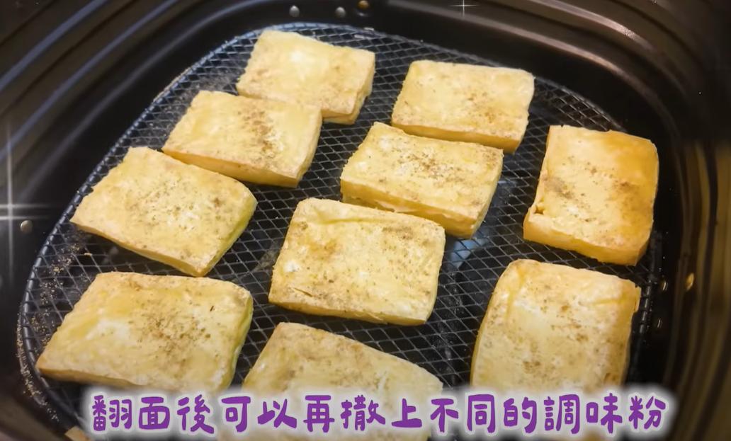 氣炸豆腐:酥脆不油膩的減脂救星。(圖/翻攝自YT@ChaoHsiaoChiao)