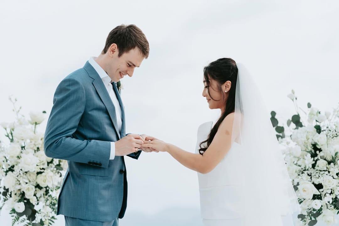 梁靜曦在社交平台貼上結婚照。(圖/翻攝自IG@nikkiechleung)