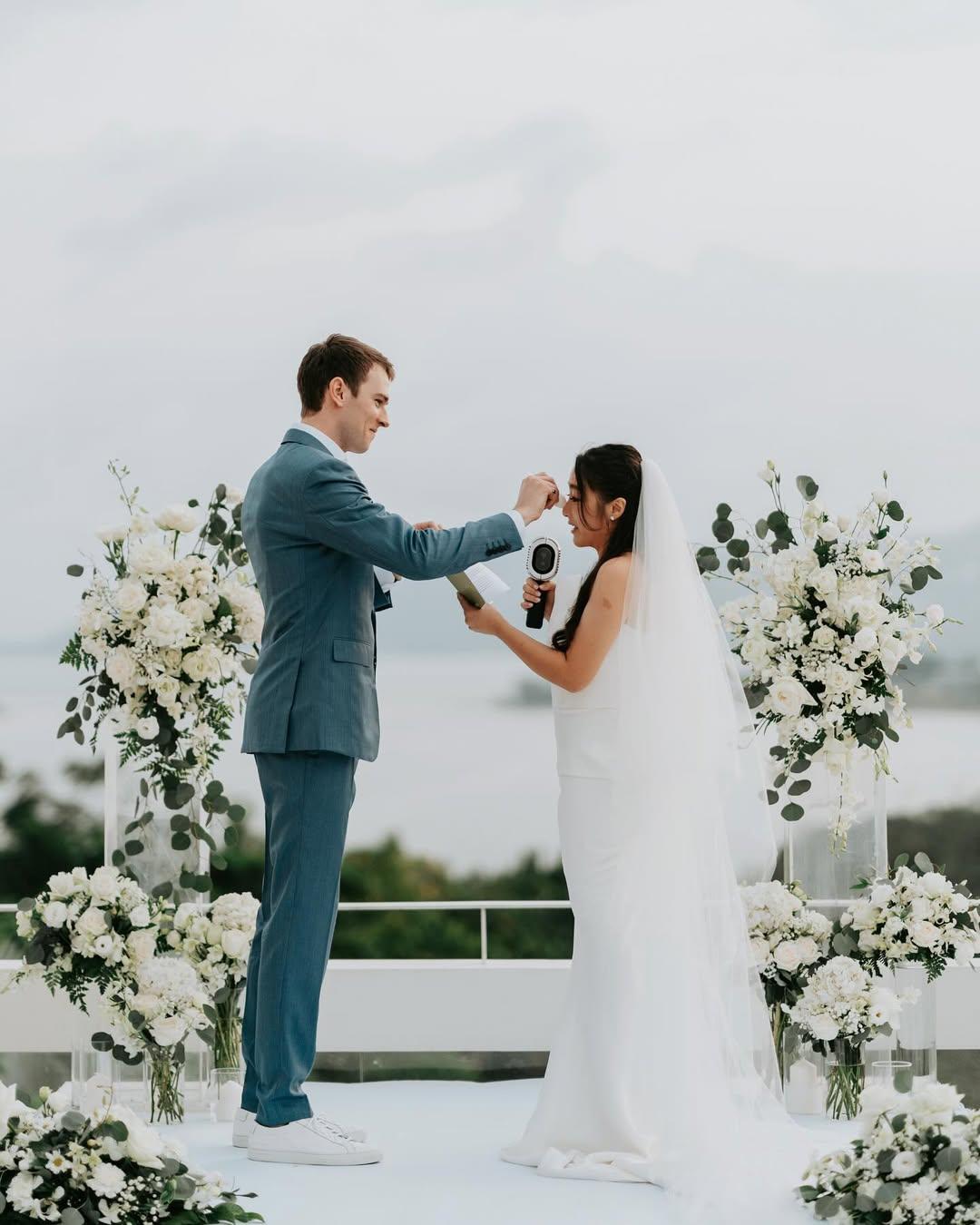 梁靜曦和任職金融的外籍男友註冊結婚。(圖/翻攝自IG@nikkiechleung)