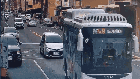 男童騎腳踏車未依規定轉彎遭到貨車擊落。(圖/TVBS)