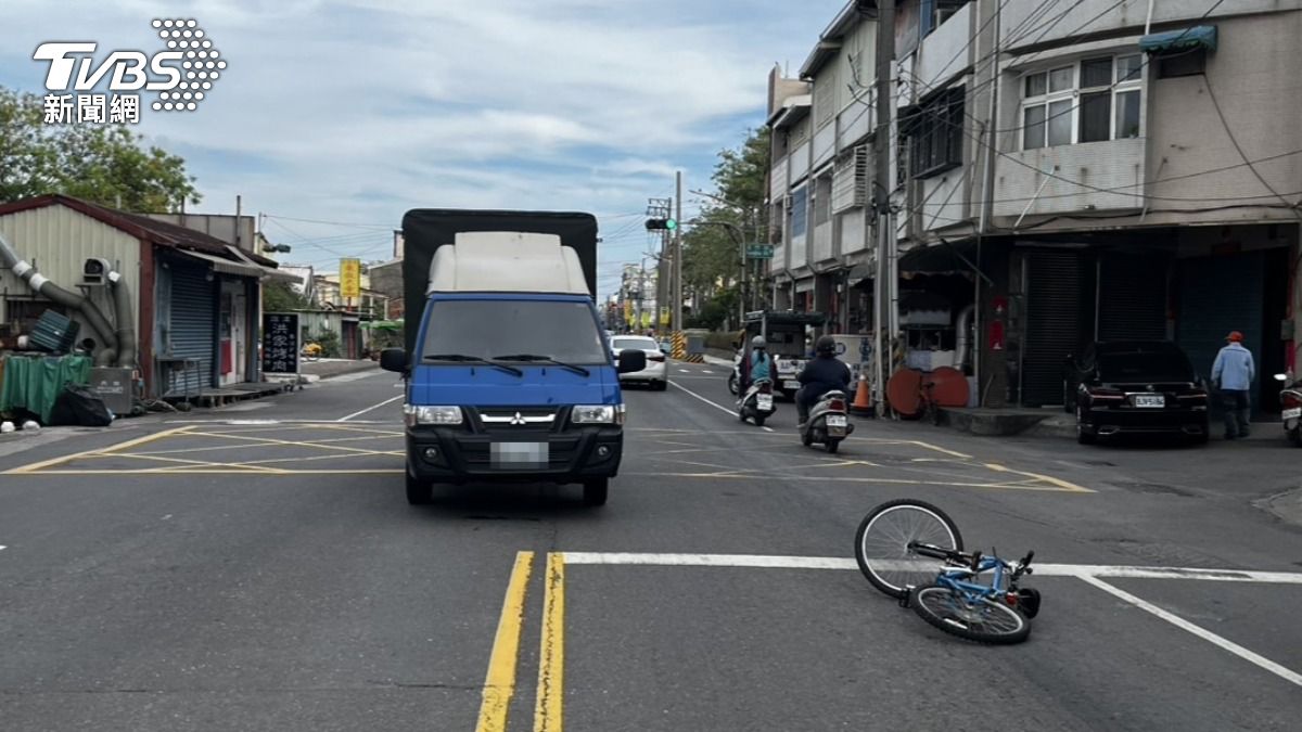 有片/驚悚畫面曝!12歲童騎單車鬼切遭擊落 下秒噴飛險斷魂