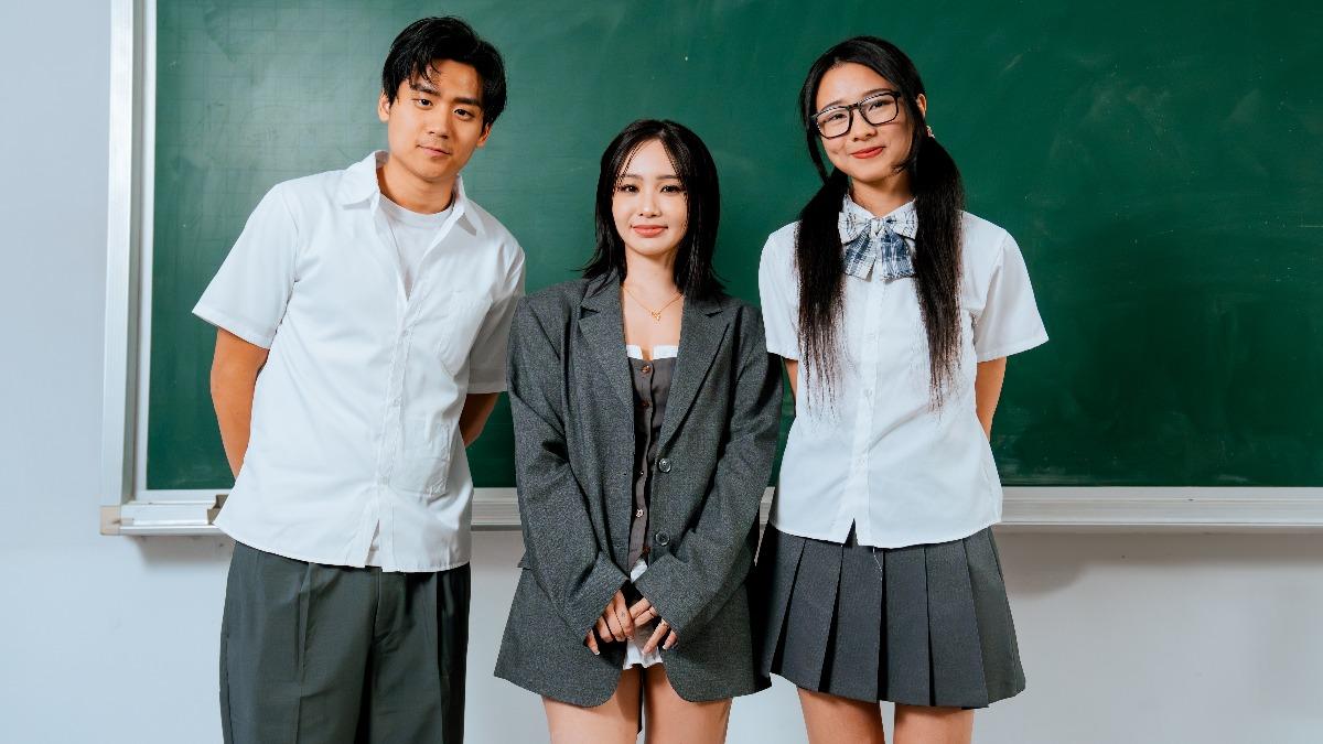 李杰明(左起)和陳芳語、陳忻玥一起演出MV。(圖/陶山音樂提供)