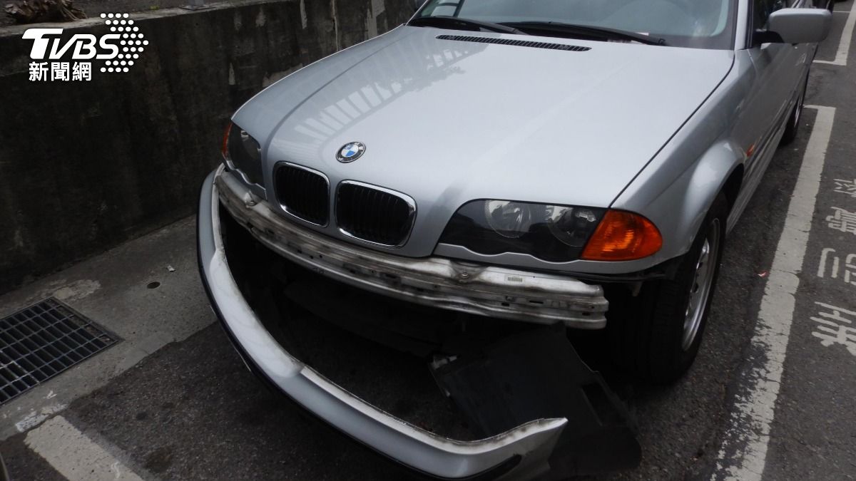 有片/駕照雞腿換的?他路邊停車「頭先入」撞掉BMW保桿 開溜了
