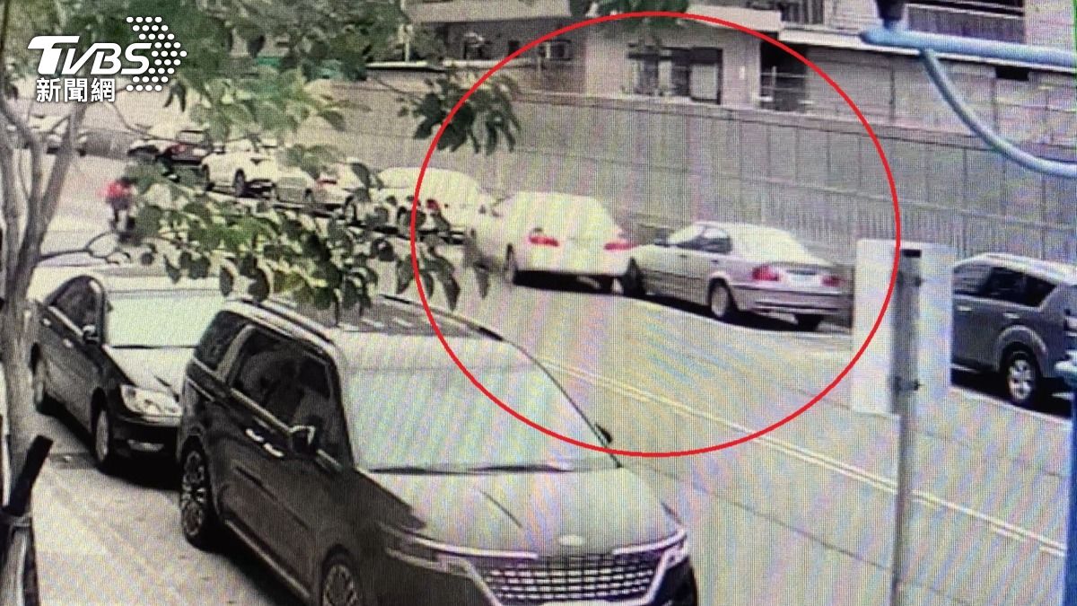 傅男擦撞後車後直接駛離現場。(圖/TVBS)