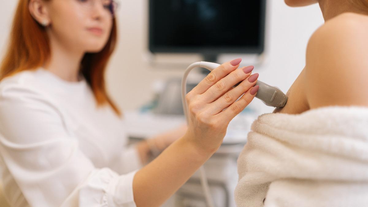 避免類似的驚悚經歷,定期進行乳房超音波檢查。(示意圖/Shutterstock達志影像)