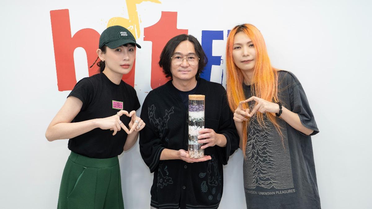 Tizzy Bac和魏如萱(右)暢聊新專輯創作內幕。(圖/Hit Fm聯播網提供)