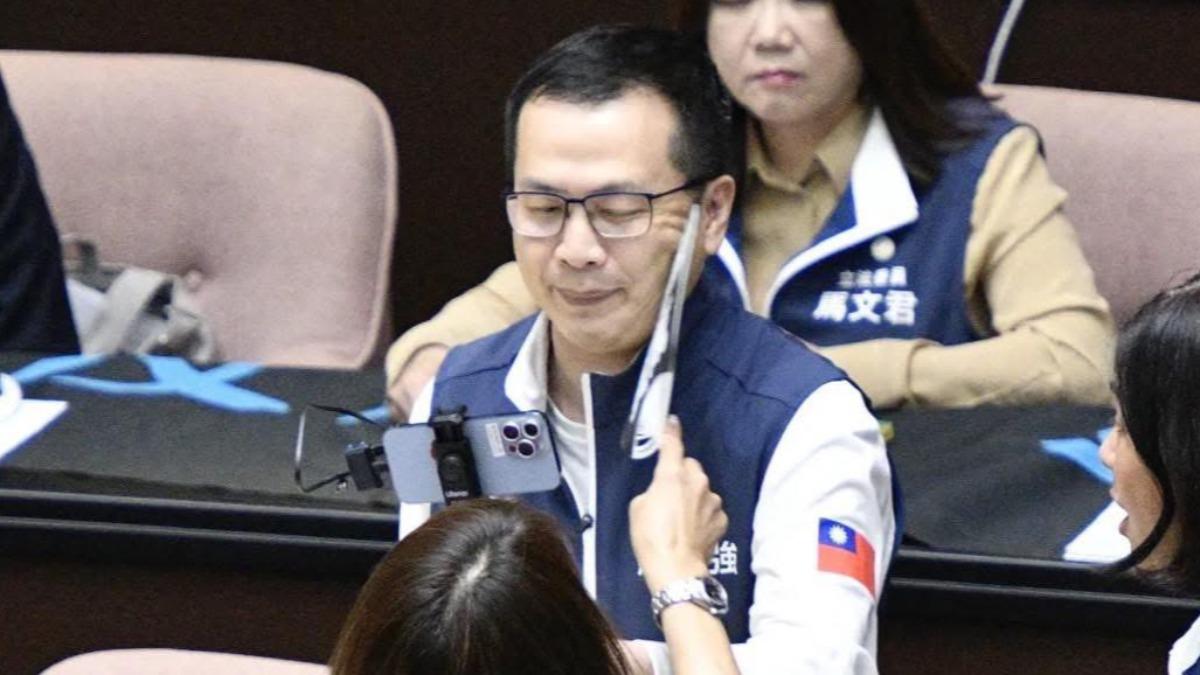 邱議瑩用扇子掌摑羅智強。(圖/羅智強提供)
