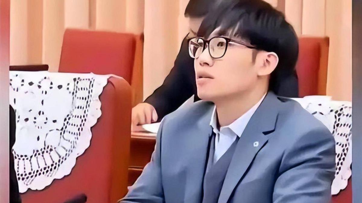 英國《金融時報》報導,黃仁勳這趟北京行,將與中國新興AI企業DeepSeek創辦人梁文鋒會談,討論如何為中國打造「下一代AI晶片」。(圖/大陸央視)