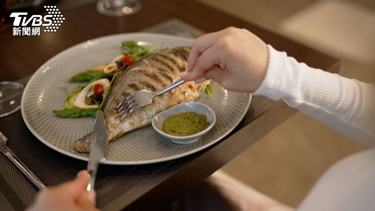28歲的邱小姐在誤食魚刺後，不慎引發食道穿孔。（示意圖／shutterstock達志影像）