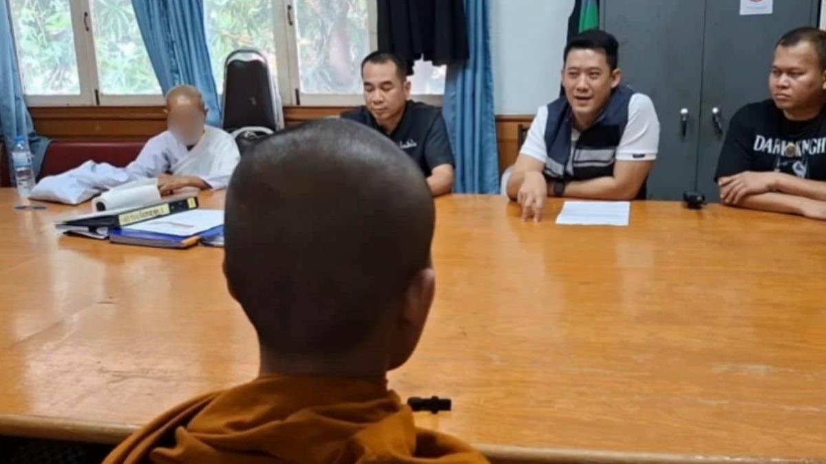 警方向比丘尼詢問案情。(圖/翻攝自 Amarin TV)