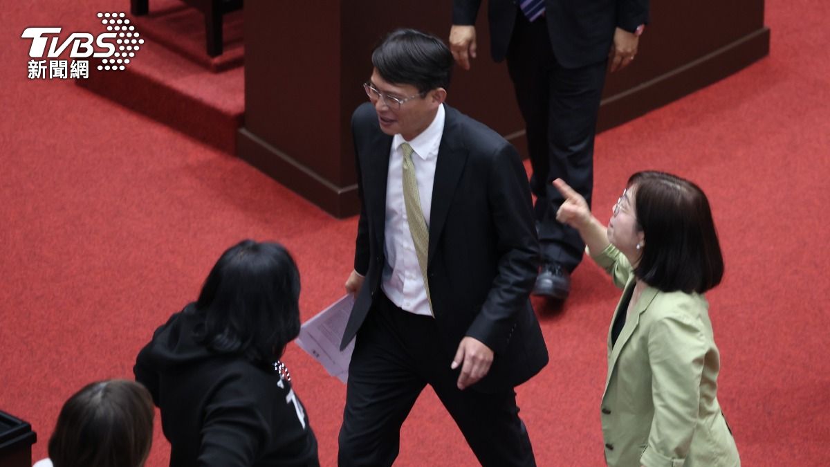 週五院會,綠委林淑芬對白委黃國昌嗆,不敢提倒閣「根本就臭俗仔」。(圖/華子琛攝)