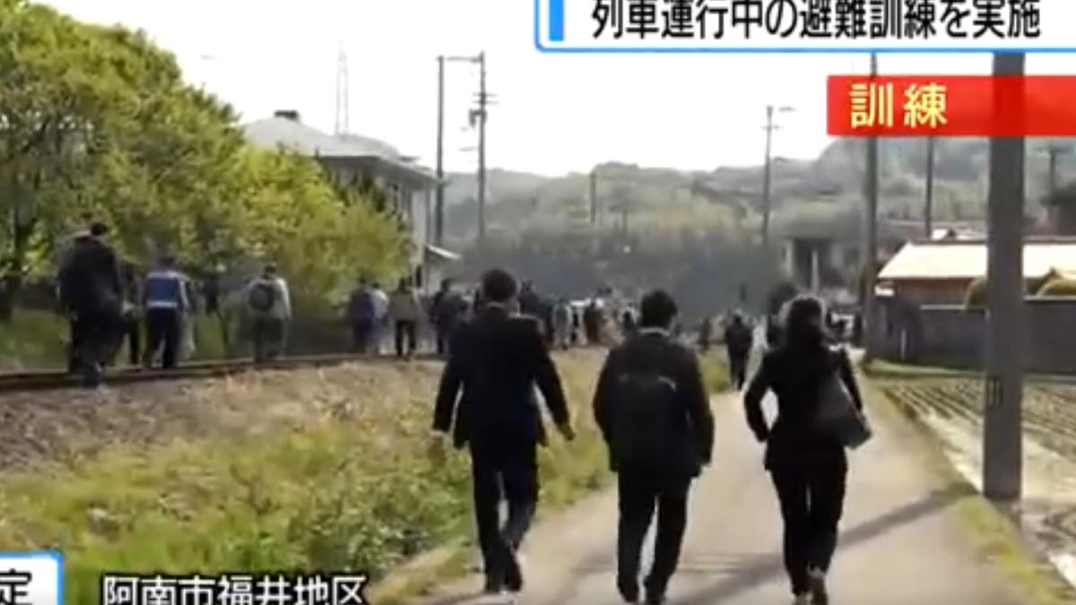 日本阿南市的JR阿波橘站17日舉行了一場模擬搭車遇到南海海槽大地震的「乘客避難訓練」。(圖/翻攝自 JRT四国放送)
