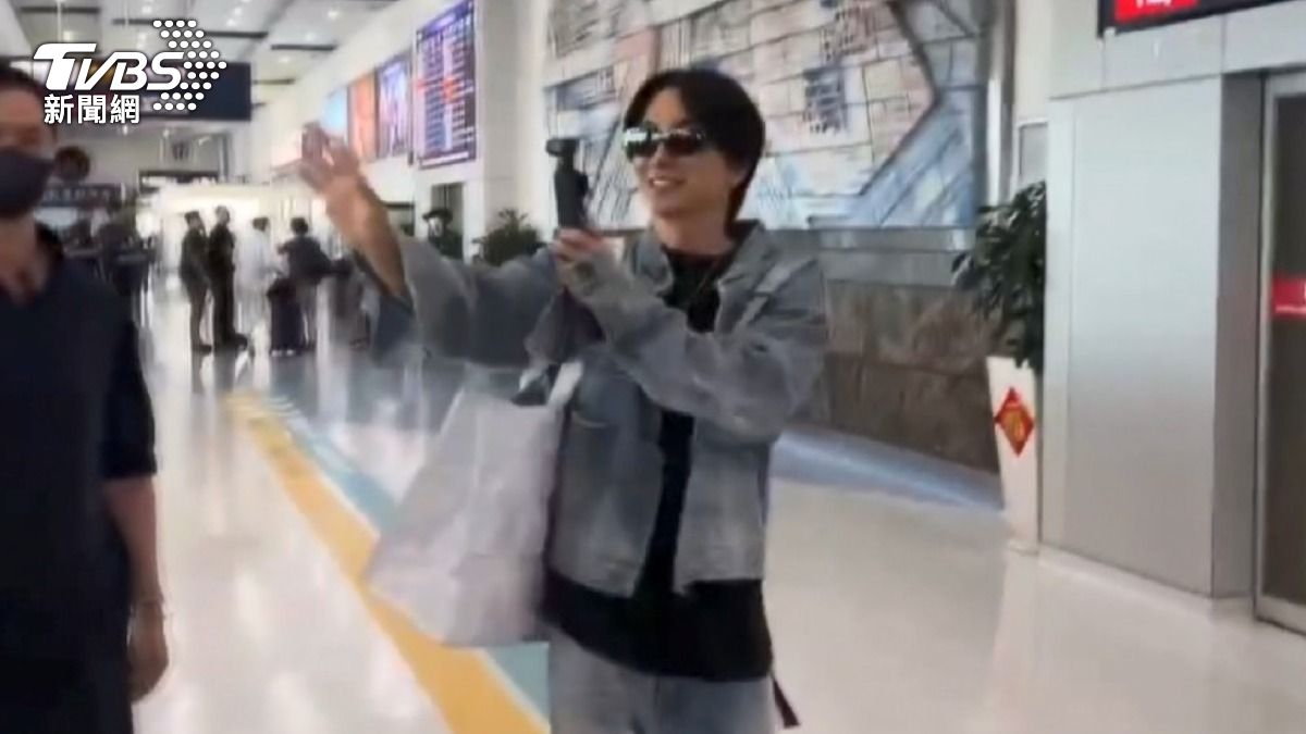 利特拿GoPro紀錄粉絲。(圖/TVBS)