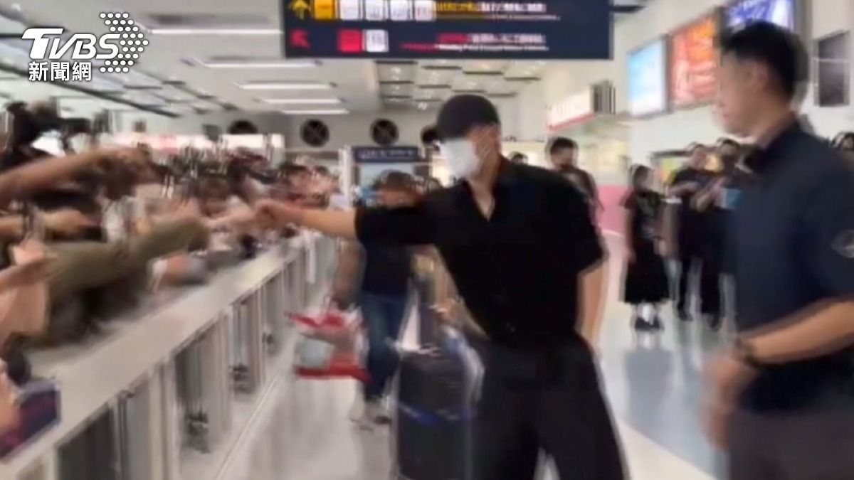 始源開心和粉絲擊拳。(圖/TVBS)