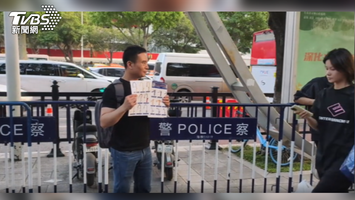 TVBS特派記者直擊,廣交會門口,許多付不起展場攤位租金的小型業者,拿著產品目錄吸引國外採購商。(圖/謝賢熺 攝)