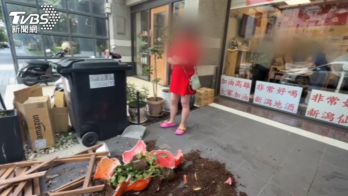 邵姓女房東情緒激動闖飯糰店大鬧,她怒砸店門口的盆栽。(圖/TVBS)