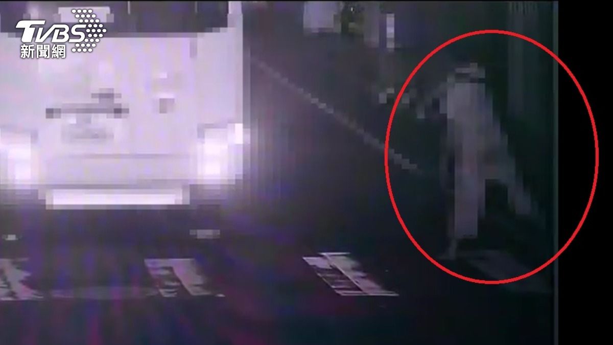 心情不好?台中醉漢拿包包猛K公車 司機下車理論變互毆