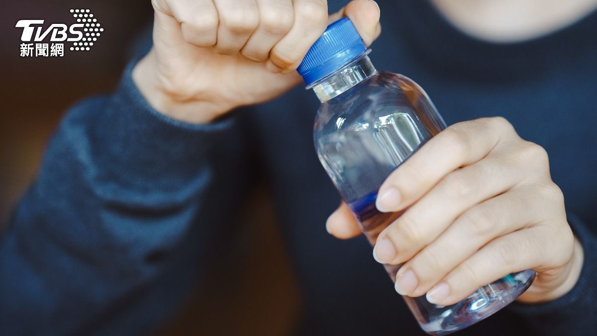寶特瓶怎回收?環保局提醒「別拆瓶蓋」 做錯最高噴6千