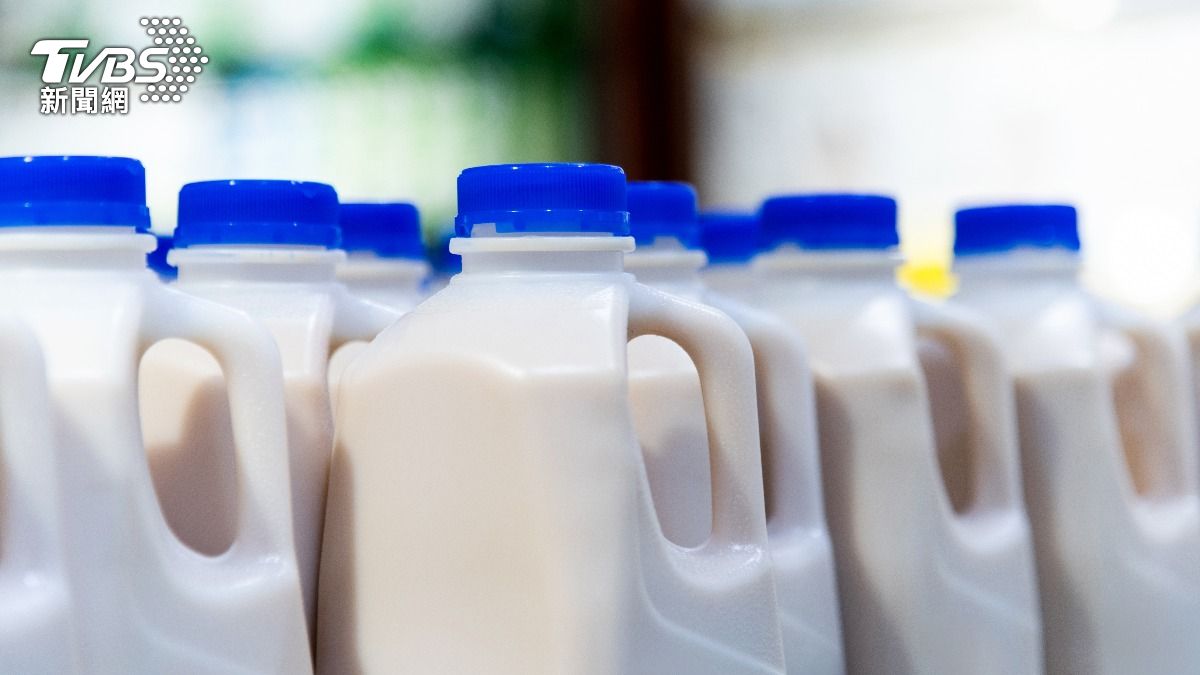 塑膠2號(HDPE):牛奶瓶。(示意圖/shutterstock達志影像)