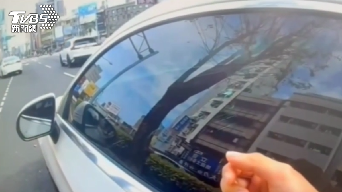員警頻敲窗。(圖/TVBS)