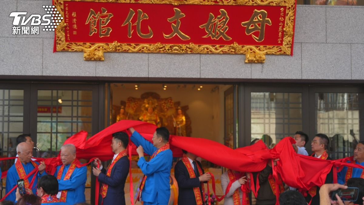 揭牌儀式,紅布條蓋住總統賴清德(左五)。(圖/華子琛攝)