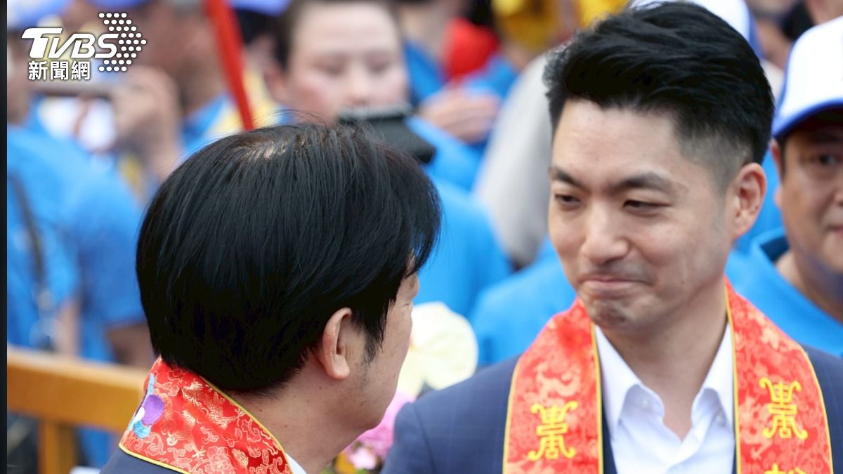 台北市長蔣萬安喊完倒閣,今與總統賴清德同台,全程幾乎零互動,僅總統離去時短暫握手。(圖/華子琛攝)