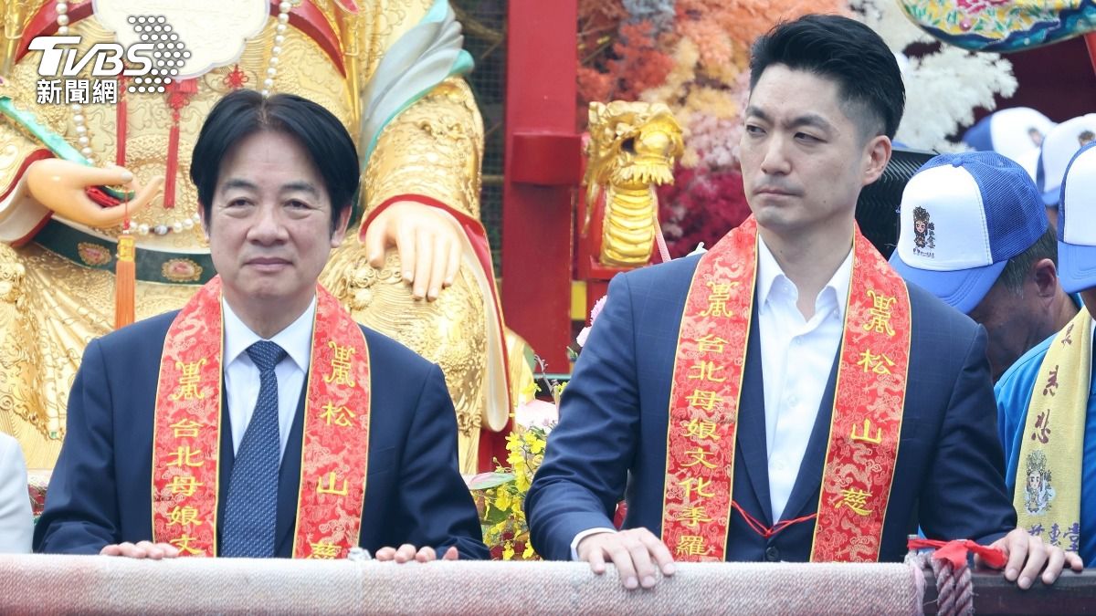 台北市長蔣萬安喊完倒閣,今與總統賴清德同台,全程幾乎零互動,僅總統離去時短暫握手。(圖/華子琛攝)