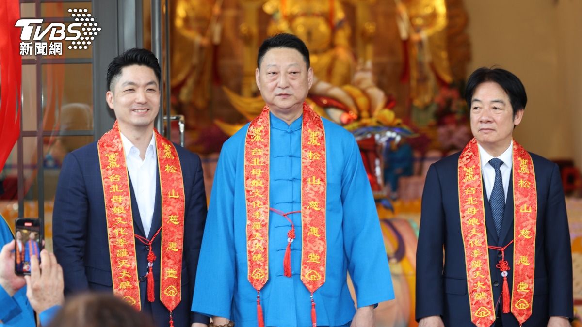 台北市長蔣萬安(左)喊完倒閣,今與總統賴清德(右)同台,幾乎零互動。(圖/華子琛攝)