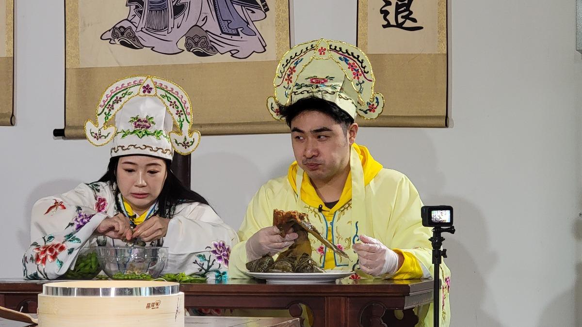 鹿希派(右)表現讓爸爸看不下去。(圖/好看娛樂提供)