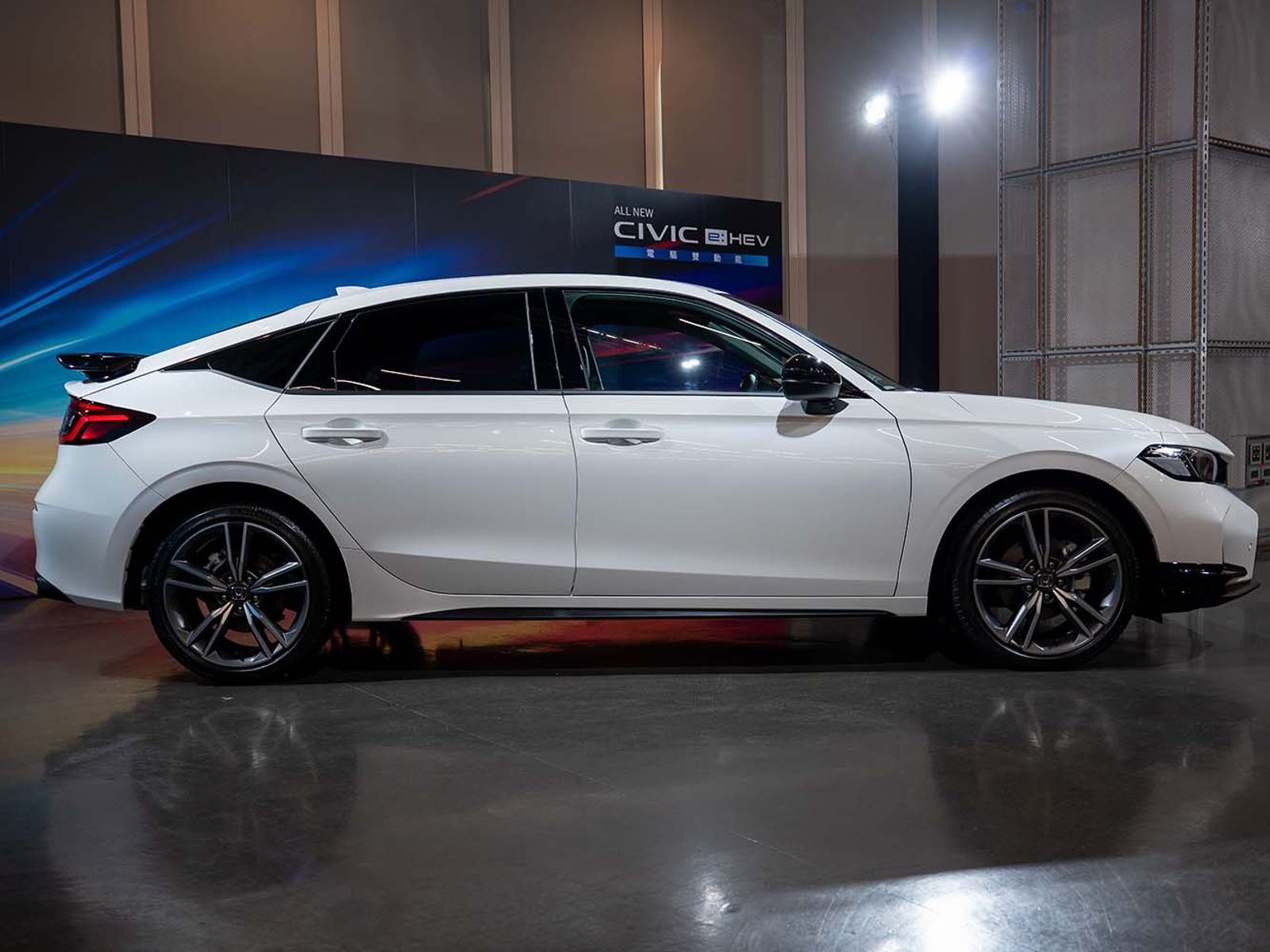 Civic e:HEV建議售價大降12萬，並推出SPORTS LINE套件車。（圖／鏡週刊）