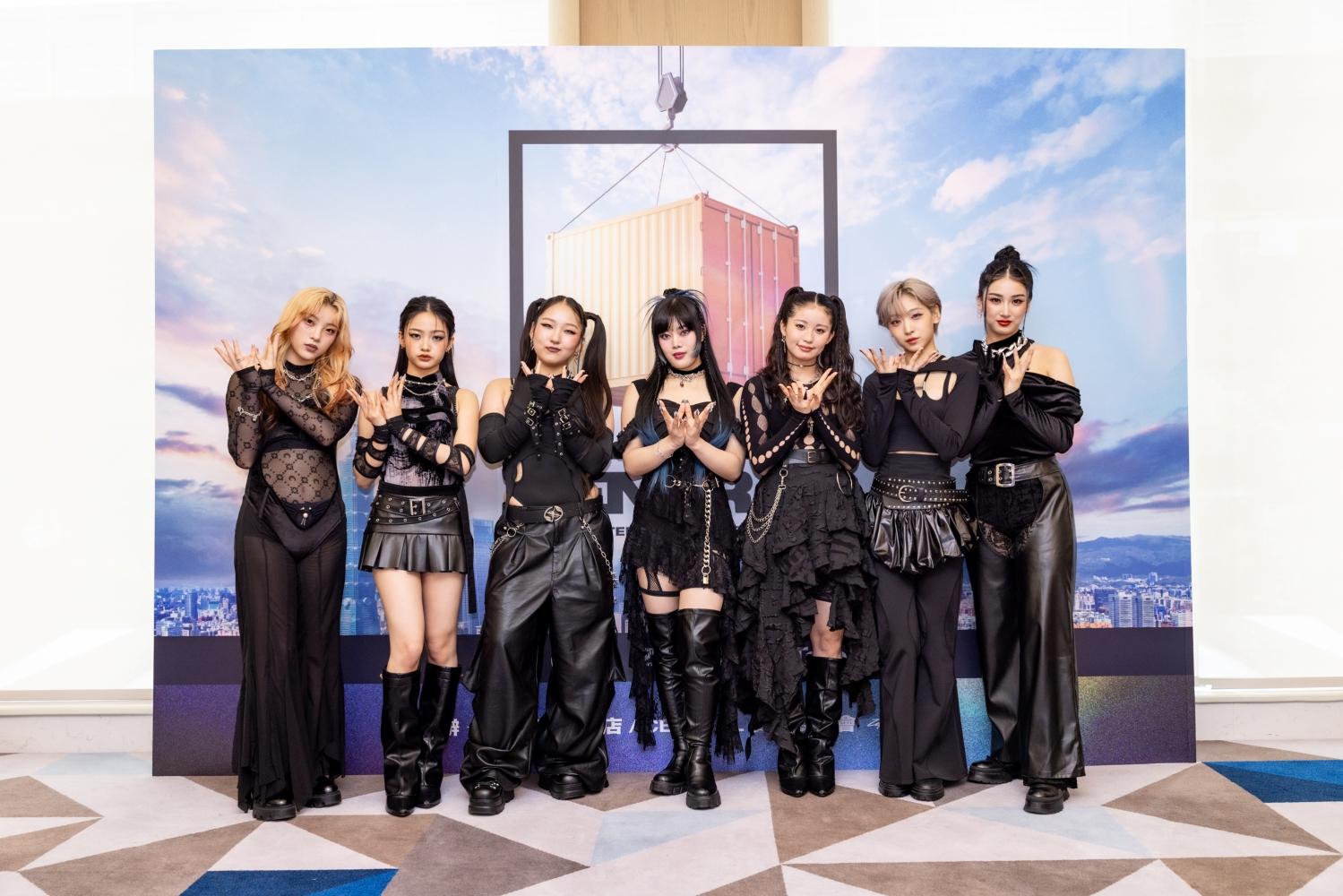 左起為MAHINA、YURI、CHIKA、NAOKO、KOHARU、JISOO、MOMOKA。(圖/好玩專賣店提供)