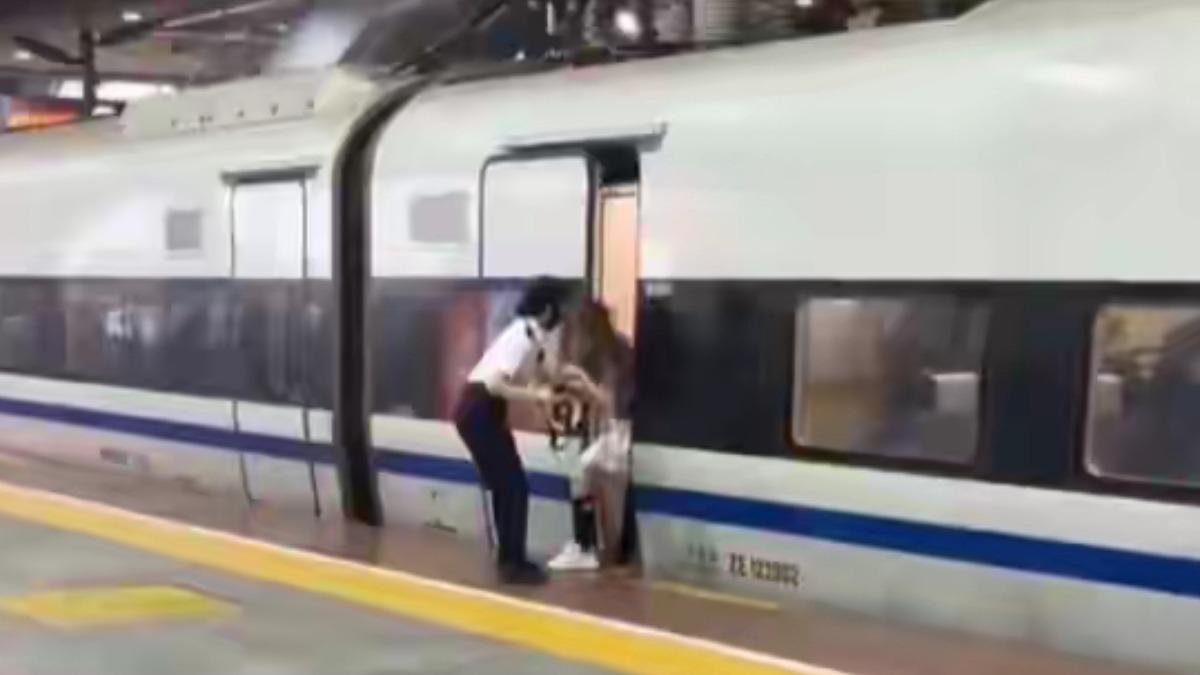 陸女不甩高鐵站務員勸阻伸腿擋門 肉身擋車門讓友人趕上車