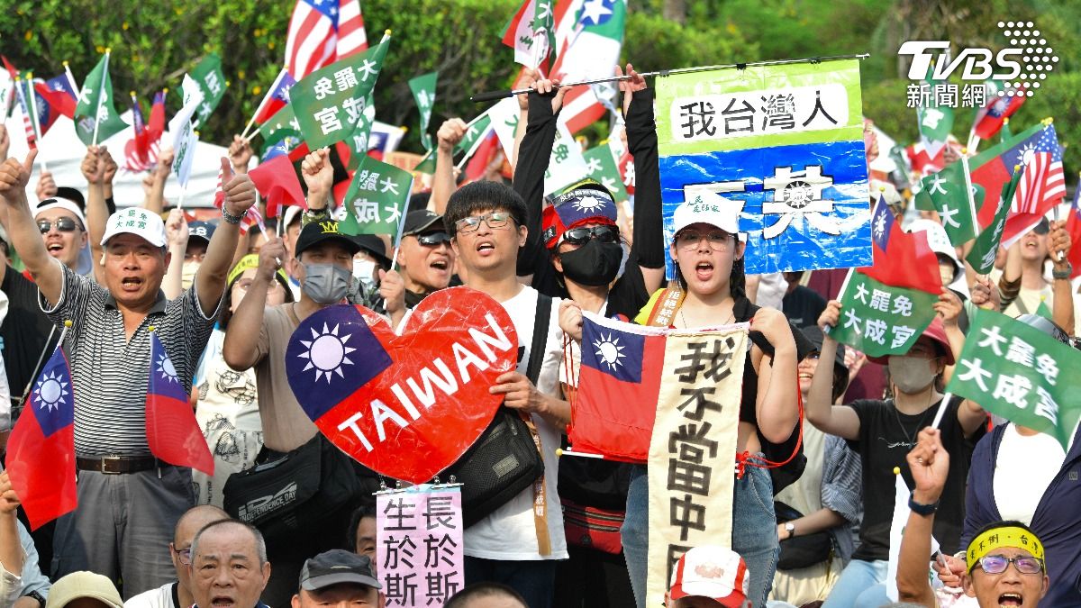 現場有許多不同顏色的旗幟。(圖/胡瑞麒攝)