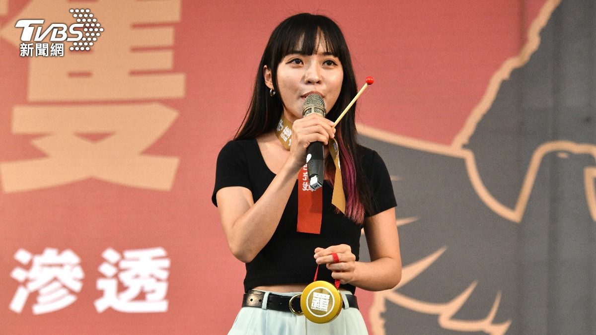 黃捷拿出罷團「敲羅行動」的鑼。(圖/胡瑞麒攝)