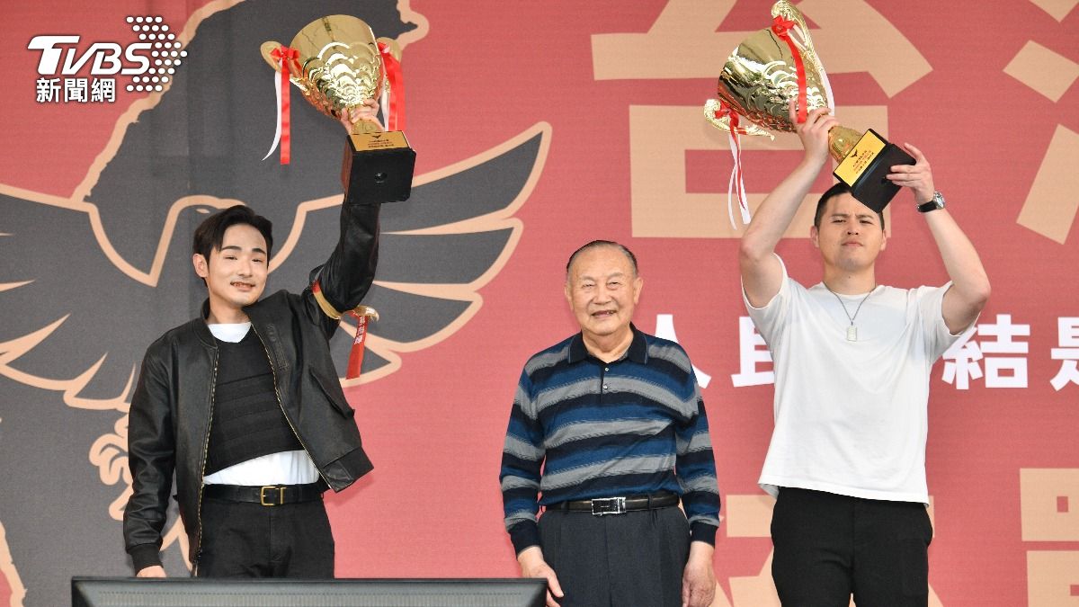 八炯(左)和閩南狼(右)穫頒反共成就獎。(圖/胡瑞麒攝)