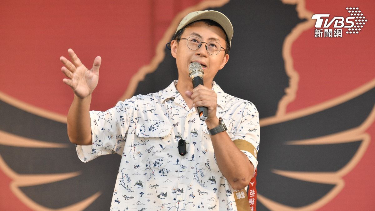 前台北市議員「呱吉」邱威傑登台大酸,若要辦藍闖北檢要請法師來。(圖/胡瑞麒攝)