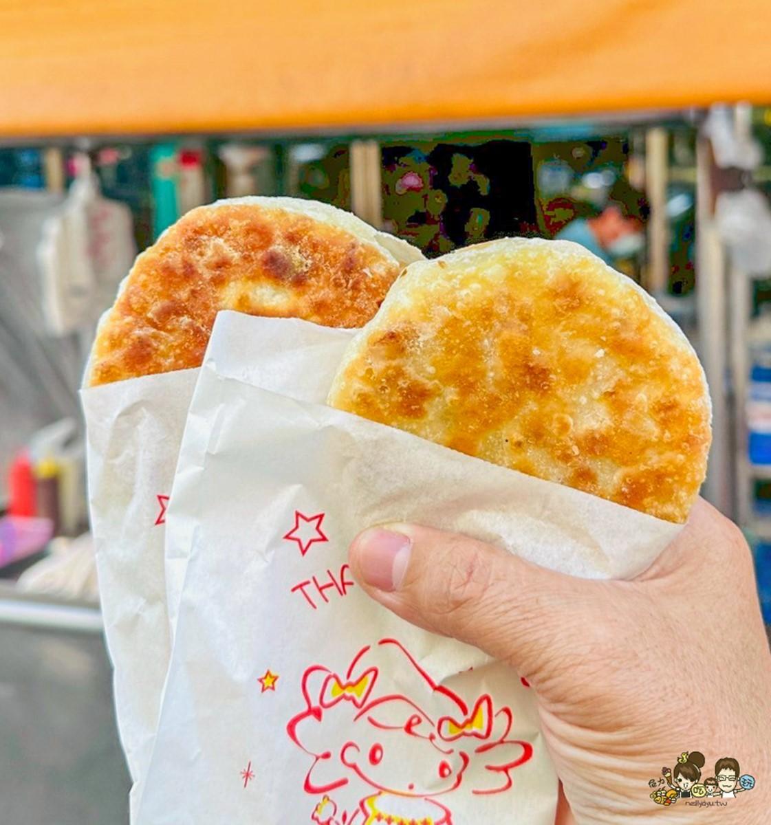 菜單只賣2種銅板點心「水煎包」「披薩煎餅」,均一價都是每顆18元。(圖/跟著尼力吃喝玩樂提供)