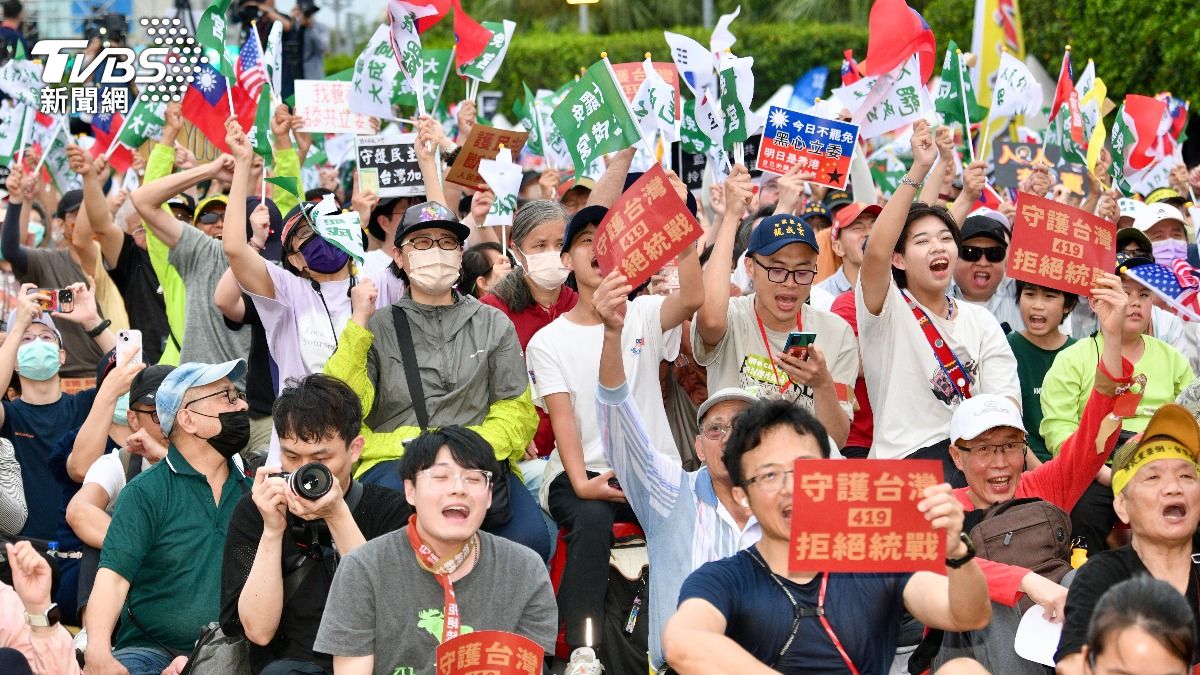 現場群眾情緒高漲。(圖/胡瑞麒攝)