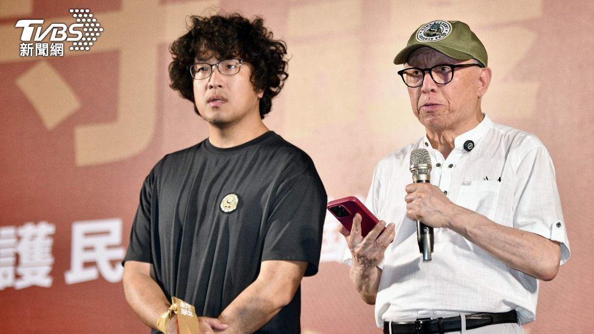 民進黨立委沈伯洋(左)與聯電創辦人曹興誠(右)一同壓軸登台。(圖/胡瑞麒攝)