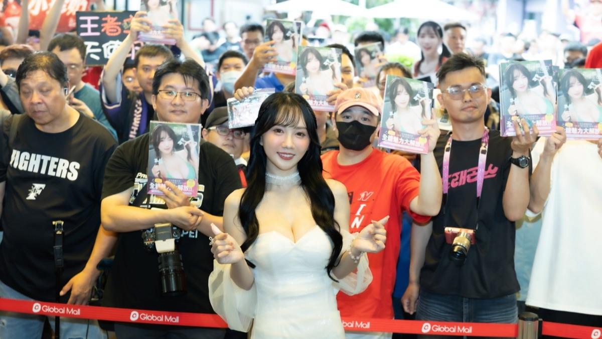 小珍奶人氣爆棚,大票粉絲力挺。(圖/尖端出版提供)