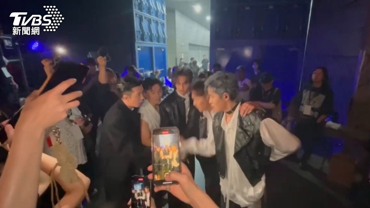 棒棒堂上台前打氣。(圖/經紀人提供)