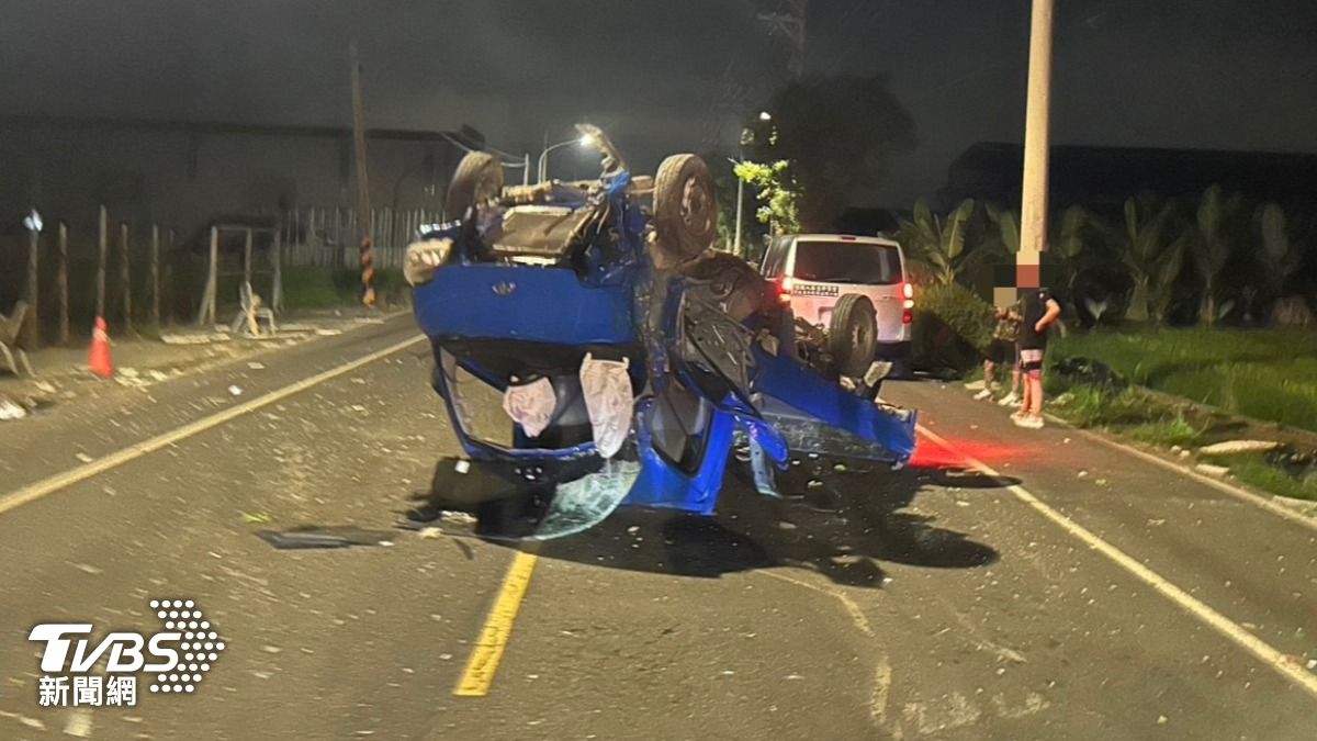 超車出事了!高雄小貨車猛撞路樹「烏龜翻」安全氣囊全爆開