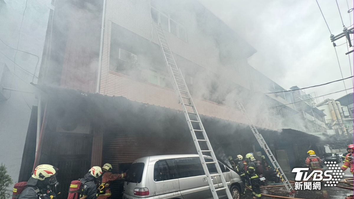 快訊/新北樹林工廠火警「白煙狂竄」 3人被救出急送醫