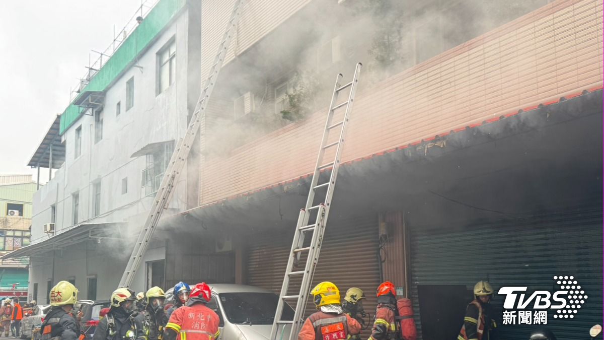 警消獲報趕往灌救並救出3名民眾,所幸意識清醒,無外傷。(圖/TVBS)