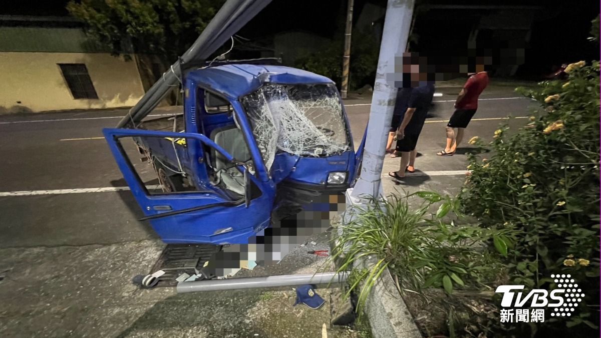 48歲劉男駕駛小貨車自撞電線桿。（圖／TVBS）