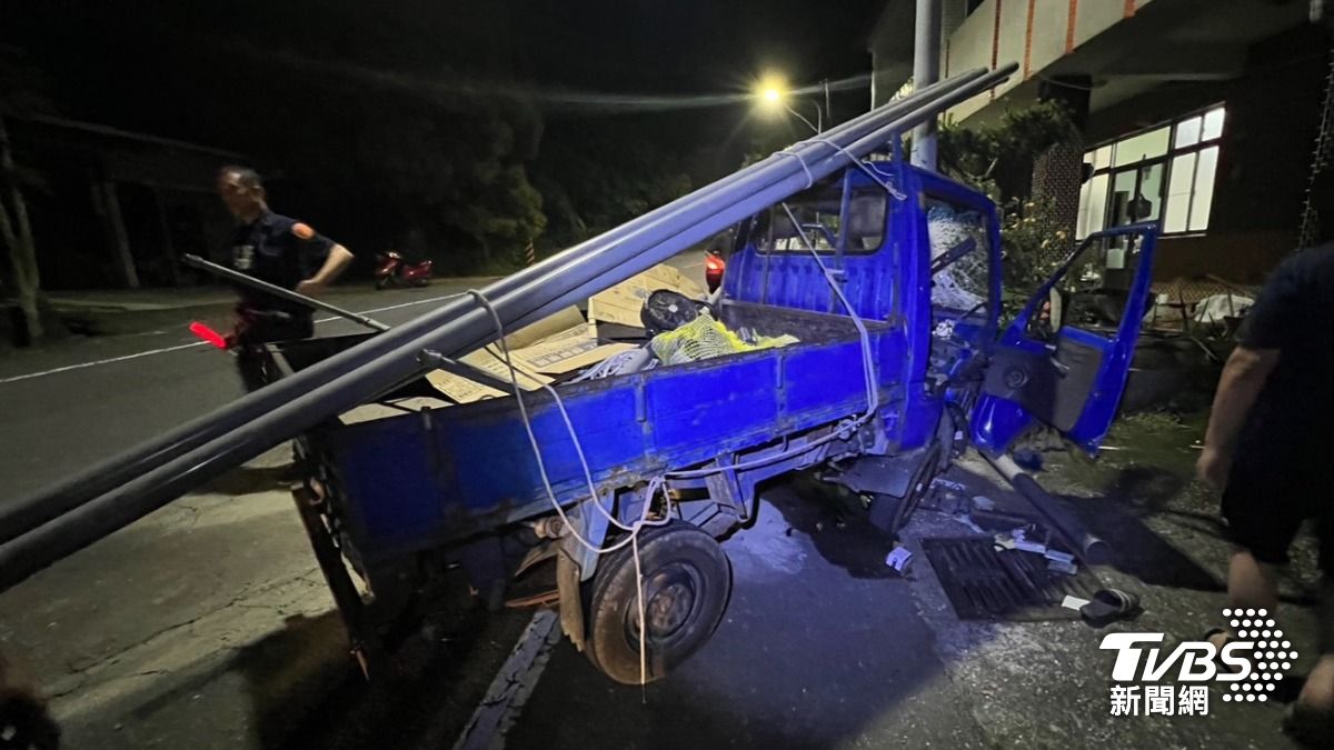 48歲劉男駕駛小貨車自撞電線桿。(圖/TVBS)