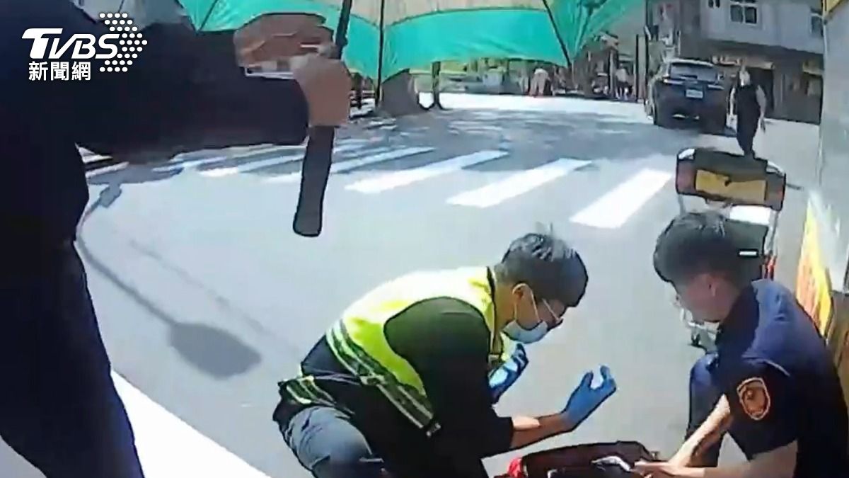 連男雙眼被挖出,傷勢嚴重,警消到場搶救。(圖/TVBS)
