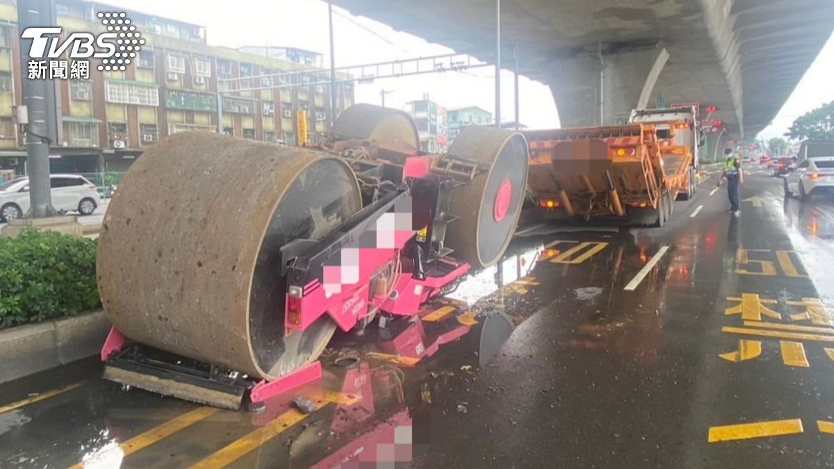 恐怖!新北曳引車轉彎「壓路機翻落」 油噴一地、險砸車