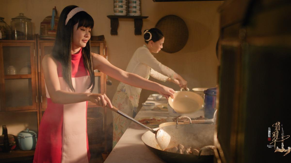 新加坡演員黃暄婷（左）、劉怡伶劇中以娘惹料理較量廚藝。（圖／TVBS提供）